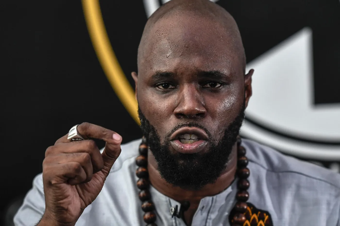 La chute du prophète des juntes — Kémi Séba arrêté à Pretoria