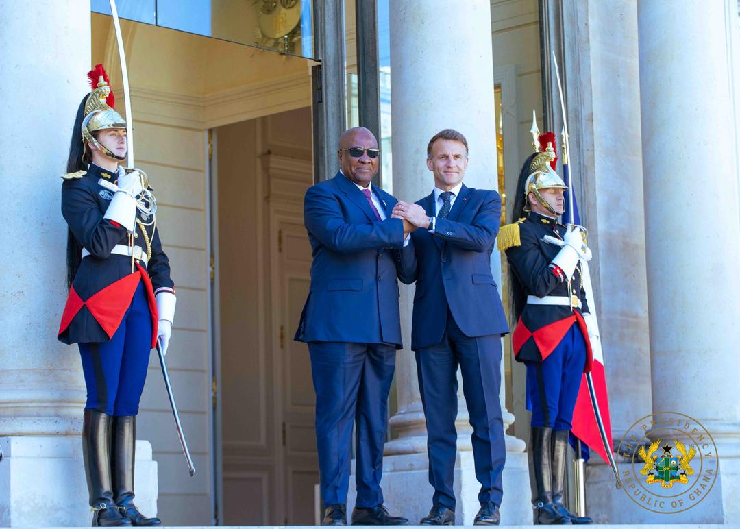 Macron et Mahama dans les jardins de l'Élysée