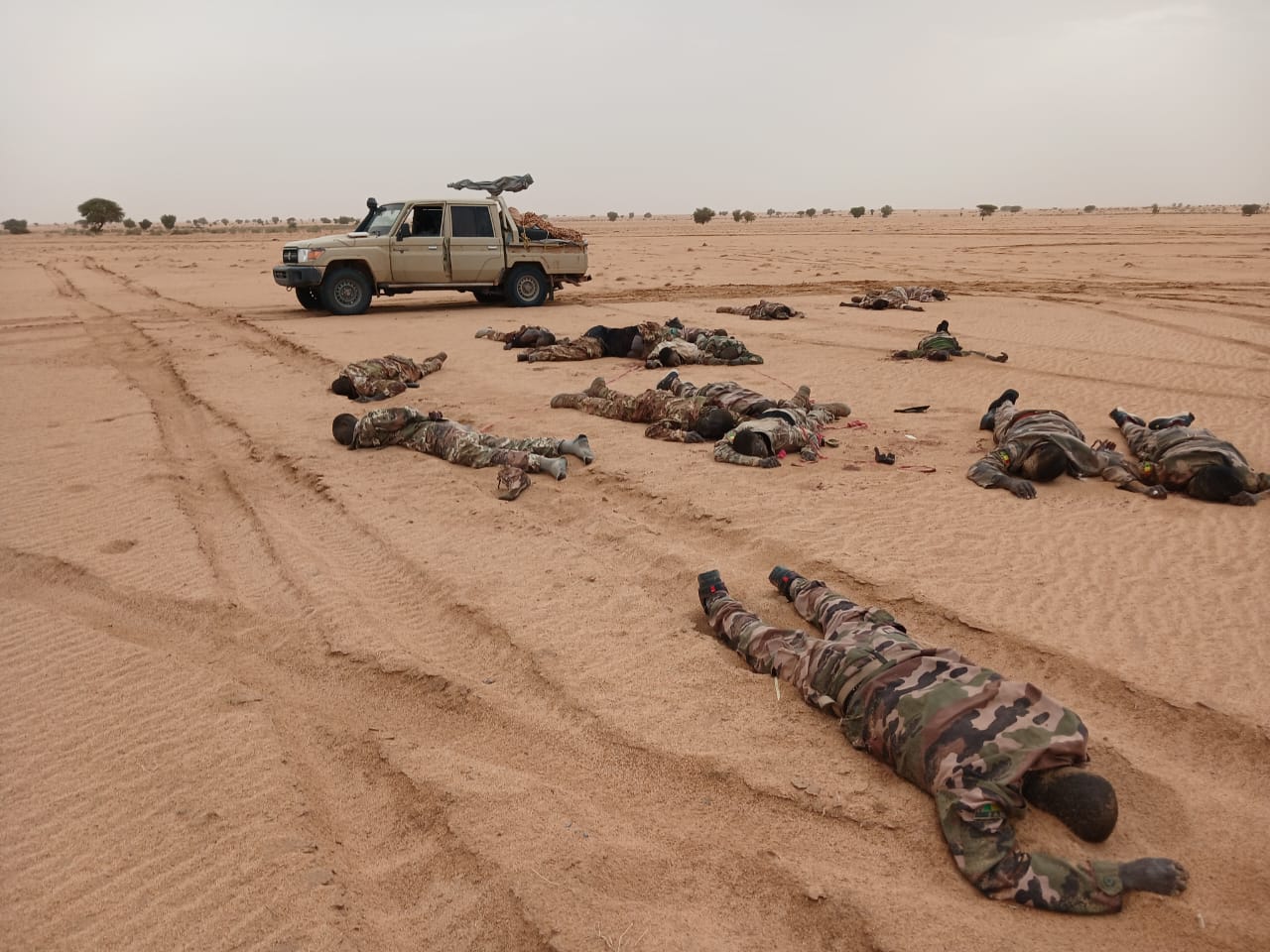 Autre vue des corps de soldats maliens abandonnés sur le site de l'embuscade de Tabrichat.