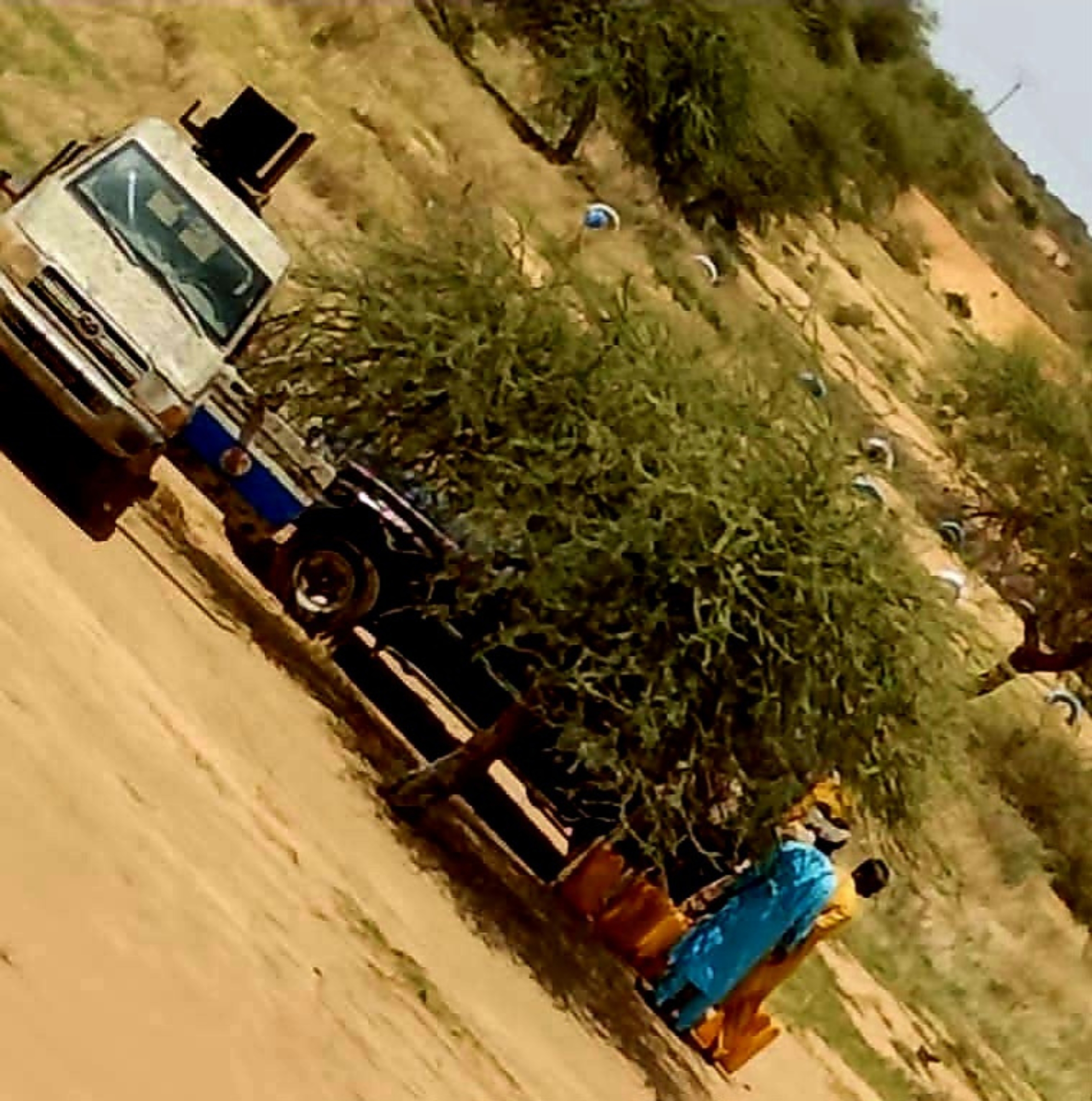 Visuel de l'enquête Niger-Abala : le gasoil de la guerre, composé à partir d'une photographie du transvasement de carburant devant le dispositif de l'escadron GAR-SI d'Abala, région de Tillabéri.