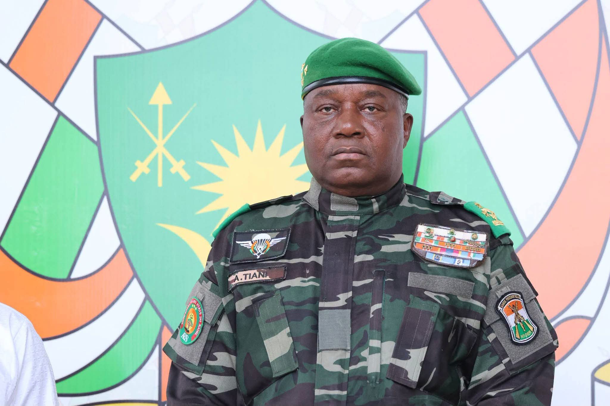 Le général Abdourahamane Tiani, l'air dubitatif