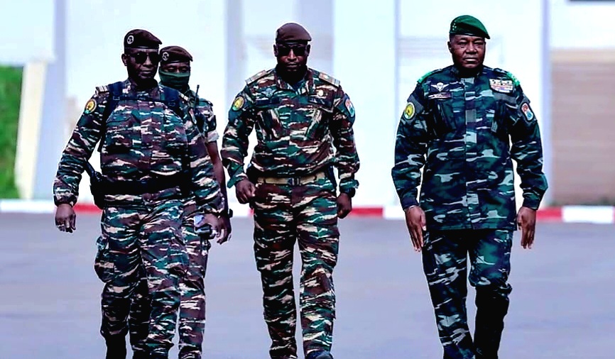 Le général Abdourahamane Tiani, entouré du colonel Habibou, chef de corps de la garde présidentielle, et du colonel Maidaji, son aide de camp